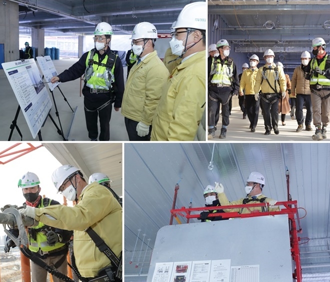 박범계 법무부장관이 공사건물 끝부분에서 안전대 등을 착용하고, 작업하는 과정에 대해 설명 듣고 있다.(사진제공=법무부)