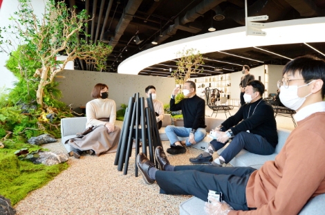 LG에너지솔루션 권영수 부회장과 임직원들이 LG에너지솔루션 파크원 본사 63층에서 다양한 체험을 진행하고 있다. 사진=LG에너지솔루션