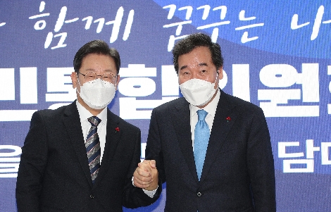 더불어민주당 이재명 대선후보(왼쪽)와 이낙연 공동위원장이 27일 오전 서울 여의도 당사에서 열린 국가비전·국민통합위원회 출범식에서 손을 잡고 있다. 사진=연합뉴스