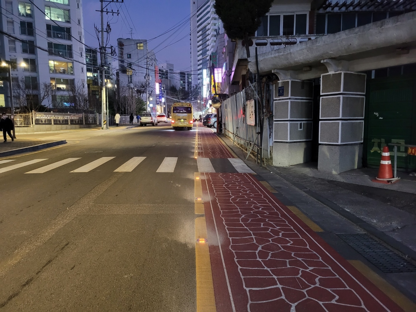 강남구, 전역 LED 바닥형 보행신호등‧횡단보도 집중조명 설치