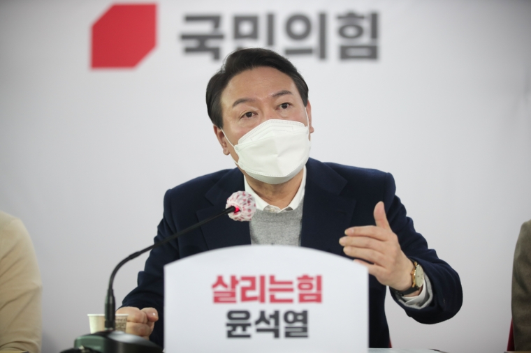국민의힘 윤석열 대선 후보가 6일 오후 여의도 당사에서 청년보좌역들과 간담회를 진행하고 있다. 사진=윤석열캠프