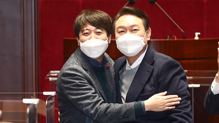 윤석열 후보가 국민의 힘 전원이 참석한 의총장에서 "정권교체를 위해 힘을 합치겠다"선언하며 이준석 대표를 포옹하고 있다.(사진=연합뉴스)