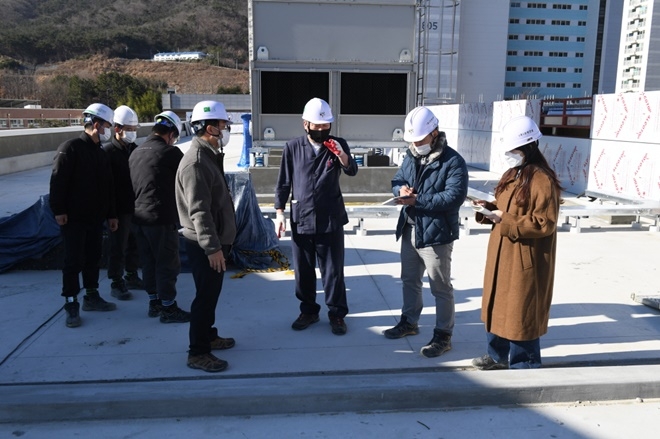 오규석 기장군수는 7일 오전 10시 30분 실내수영장, 물빛광장등 군민들의 생활체육과 휴식의 장이 될 수 있는 ‘정관 아쿠아 드림파크’ 현장을 방문해 공사추진 사항을 점검하고 애로사항 등을 확인하고 있다.(사진제공=부산 기장군)