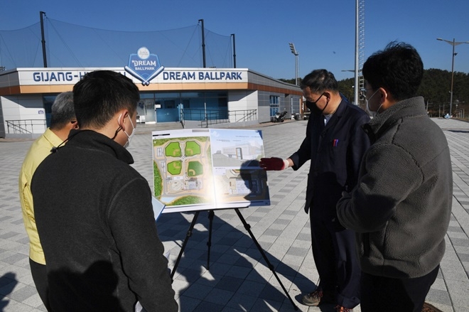 오규석 기장군수는 7일 오후 2시경 기장군의 역점사업인 ‘한국야구 명예의 전당’ 건립 현장을 방문해 추진 현황을 점검하고 있다.(사진제공=부산 기장군)