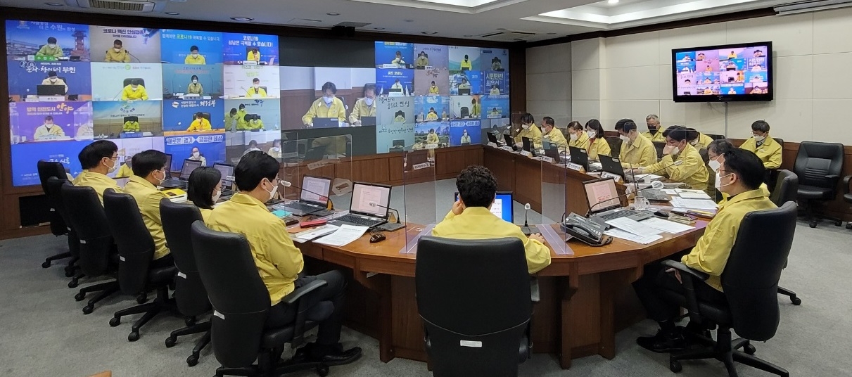 미세먼지 비상저감조치 상황점검회의를 진행하고 있다.