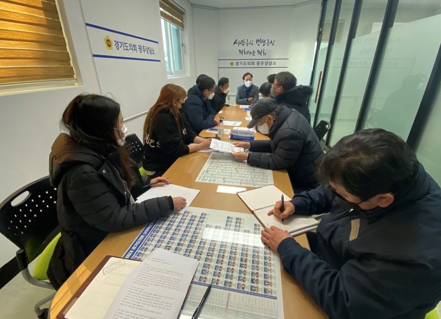 정담회를 진행하고 있는 모습