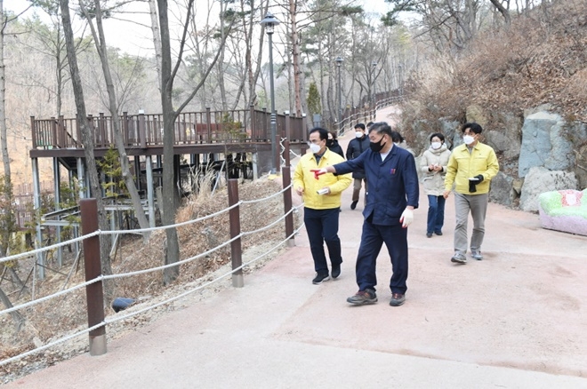 오규석 기장군수는 11일 오전 10시 30분경 ‘안데르센 마을 및 동화마을’ 조성 현장을 방문해 그간 추진 사항을 점검하고 있다.(사진제공=부산 기장군)
