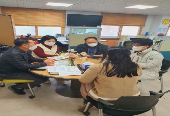 관계자들이 평택보건소를 방문하여 대응책 마련을 위한 간담회를 진행하고있다.