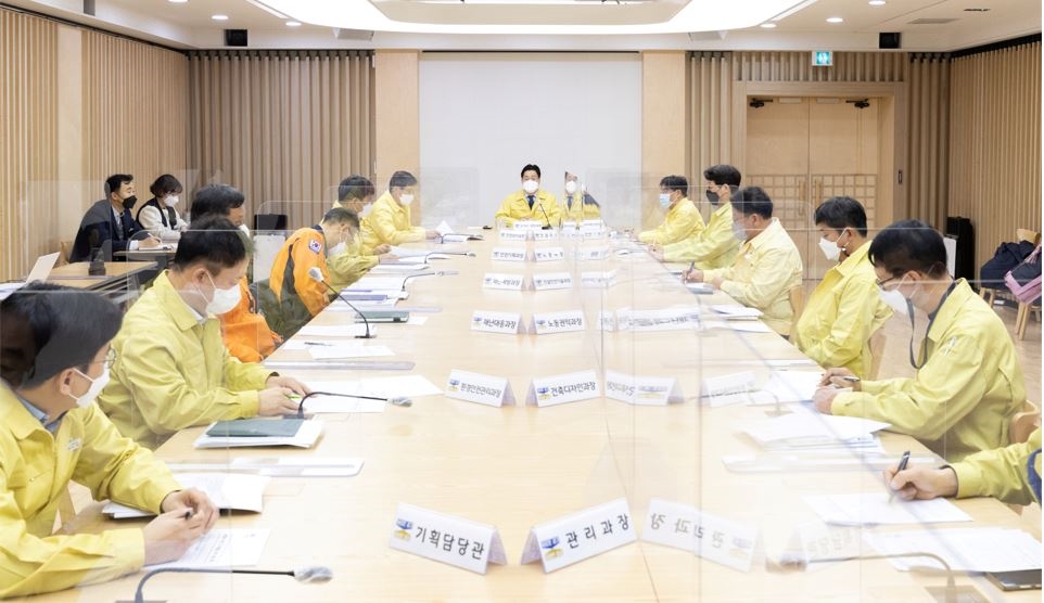오병권 권한대행이 대형화재 예방 및 공사장 등 위험물질 관리 방안 긴급 관계부서장 회의를 진행하고 있다.
