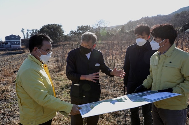 오규석 기장군수는 11일 오후 2시경 다목적 종합 체육공원으로 추진 중인 ‘기장읍 생활체육공원 조성사업’ 현장을 방문 점검하고 있다.(사진제공=부산 기장군)