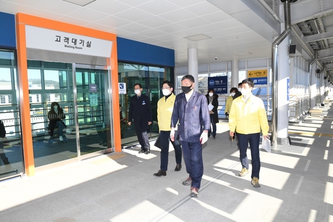 오규석 기장군수는 12일 오전 10시경 지난해 12월 개통된 동해선 2단계 구간(일광-태화강) 중 관내에서 새롭게 운영을 시작한 좌천역을 직접 방문해 코로나19 방역관리 점검을 하고 있다.(사진제공=부산 기장군)