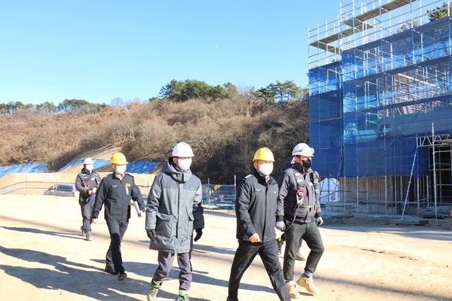 박유진 진주소방서장이 관내 대형 공사장을 방문해 점검을 하고 있다.(사진제공=진주소방서)