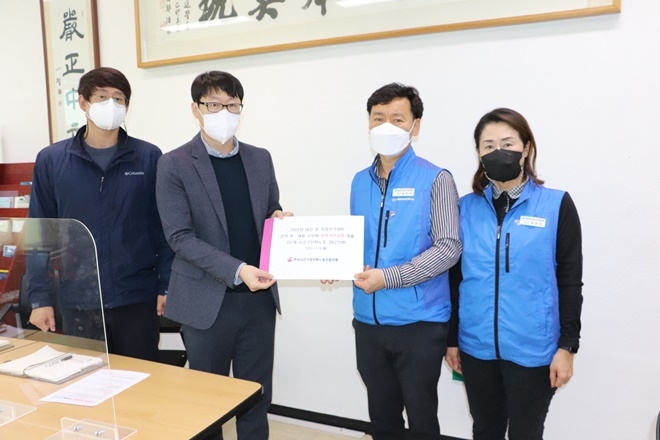 지난 11월 15일 시군구연맹은 중앙선거관리위원회에 지방공무원의 일방적 위촉을 거부하는 서명서(39,273명)을 전달모습. 좌측 세번째 공주석 위원장, 네번째 김순미 광주시공무원노동조합 위원장.(사진제공=전국시군구공무원노동조합연맹)