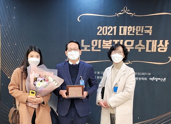 기장군은 지난 12일 ‘2021 대한민국 노인복지우수대상’에서 군 단위 최우수 지자체로 선정돼 정임수 기장군 부군수(가운데)와 관계 공무원이 참석해 수상하고 기념촬영.(사진제공=부산 기장군)