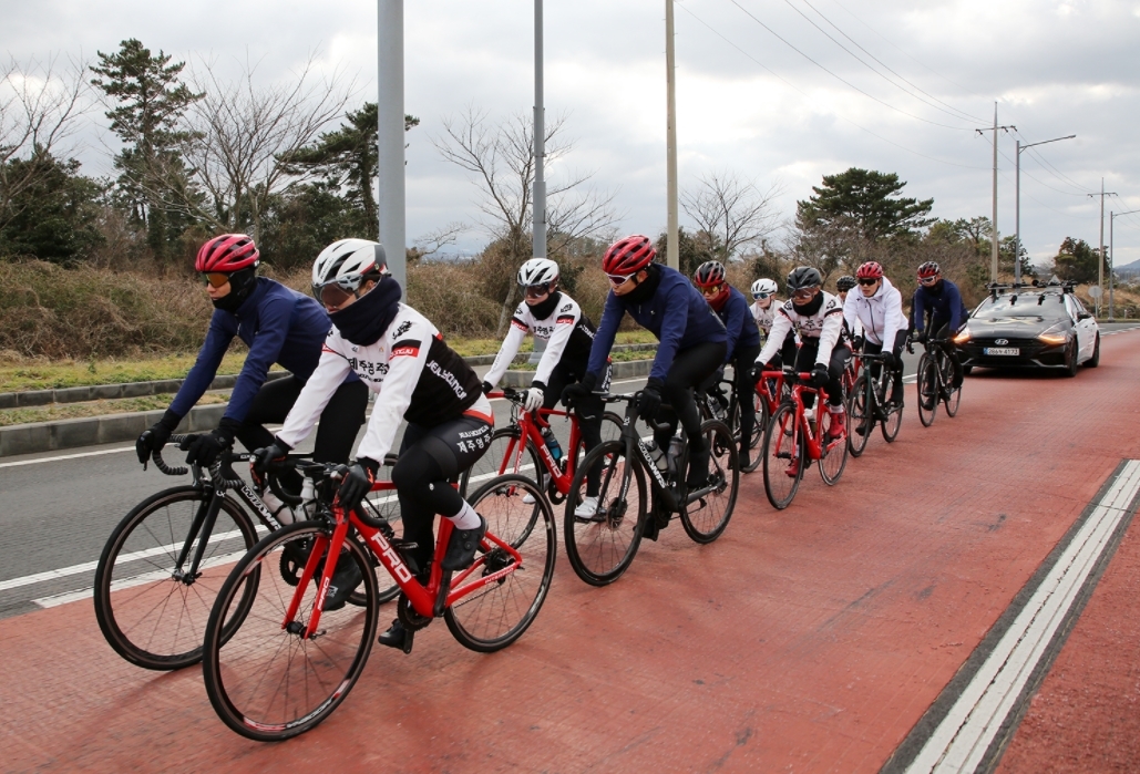 LX 사이클선수단이 제주 영주고등학교ㆍ제주 동중학교학생들과 함께 도로훈련을 진행하고 있다.(사진=LX한국국토정보공사)