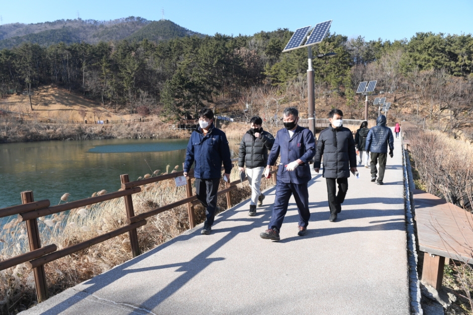 오규석 기장군수는 13일 오후 2시 30분경 녹색안전도시 조성을 위한 기장읍 사라수변공원 입구 사면 예방공사 현장을 방문하고 있다.(사진제공=부산 기장군)