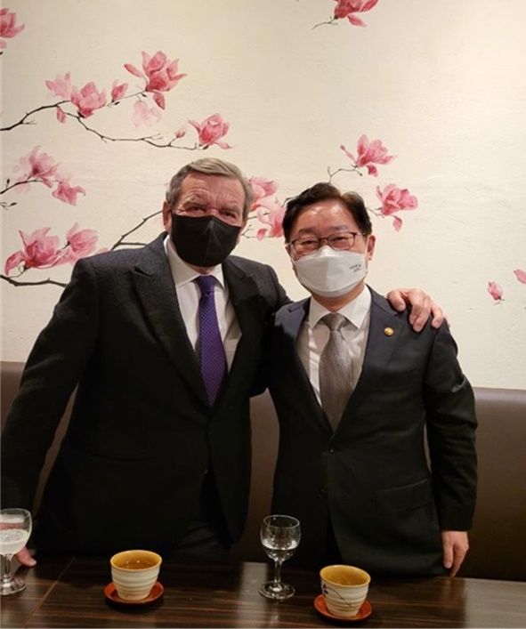 박범계 법무부장관이 슈뢰더 전 독일 총리와 간담회 후 기념촬영을 하고 있다.(사진제공=법무부)