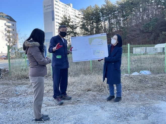 오규석 기장군수는 1월 14일 오전 10시 30분경 지역인재 육성을 위한 복합문화공간으로 조성 중인 ‘일광도서관’ 건립 현장을 방문해 추진사항을 점검하고 있다.(사진제공=부산 기장군)