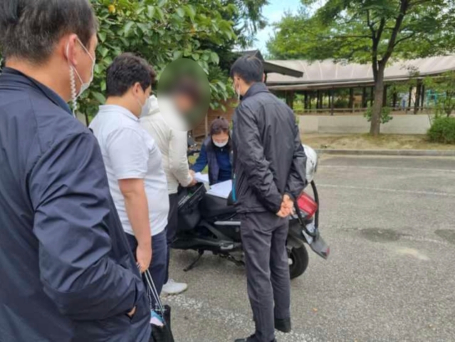 고객으로 가장한 미스터리 쇼핑 수사요원이 현장 위법행위를 적발하고 있다.