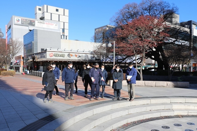 오규석 기장군수는 14일 오후 2시 30분경 문화와 즐거움이 공존하는 도시형 분수광장 조성을 위해 정비 중인 정관읍 ‘돌고래분수광장’ 현장을 방문하고 있다.(사진제공=부산 기장군)