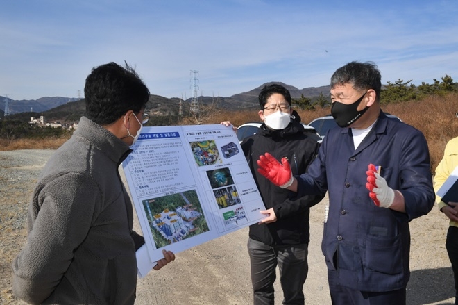 오규석 기장군수는 17일 오전 10시30분경 동남권 방사선 의과학 일반산업 단지 내 주요 국책사업인 수출용 신형연구로 개발 사업 현장을 방문해 사업 추진현황을 점검하고 있다.(사진제공=부산 기장군)