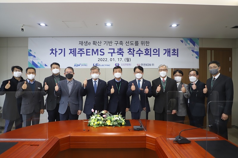 왼쪽으로부터 김영환 제주본부장, 김완홍 정보기술처장, 이상호 전기연구원 센터장 , 양성배 전력계통본부장 ,정동희 전력거래소 이사장, 황원일 LS일렉트릭 상무, 권오득 한전KDN 전력지능화본부 부사장, 임현철 바이텍정보통신 부회장, 박민령 차기IT추진실 차장, 박종호 LS일렉트릭 부장, 강경수 한전KDN 계통사업처장. (사진=전력거래소)