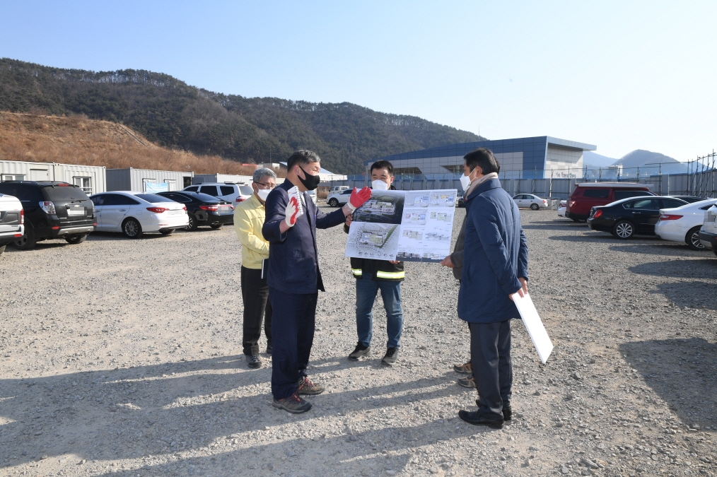 오규석 기장군수는 19일 오전 10시 30분경 지역주민들의 교육·문화 인프라 구축을 위해 추진 중인 ‘정관 에듀파크’ 건립 현장을 방문해 추진사항을 점검하고 있다.(사진제공=부산 기장군)