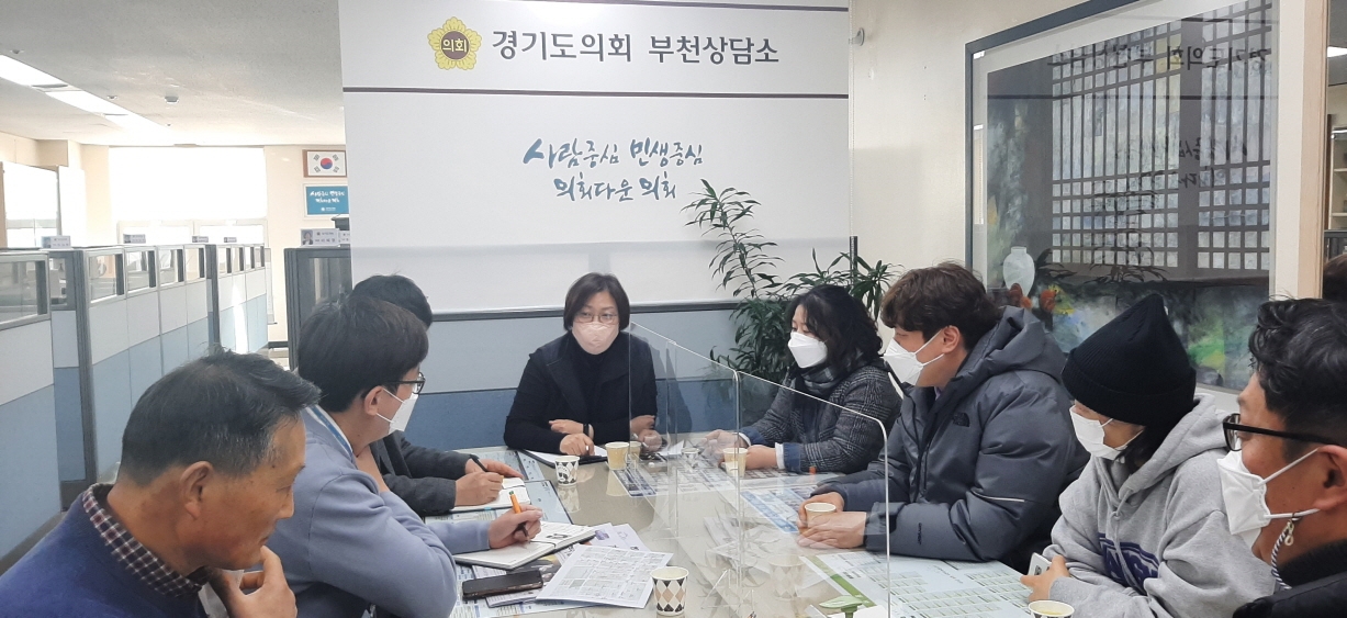 경기도의회 이진연 의원이 원종종합시장 상인회와의 정담회를 진행하고 있다.