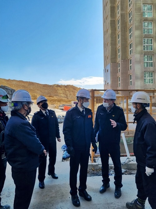 김재현 부산진소방서장이 20일 관내 신축 대형공사현장을 방문해 지도·점검을 하고 있다.(사진제공=부산소방재난본부)