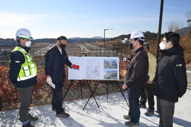 오규석 기장군수는 21일 오전 10시 30분경 기장군 역점사업인 동남권 산단 조성 현장을 방문해 그간 추진사항을 점검하고 있다.(사진제공=부산 기장군)