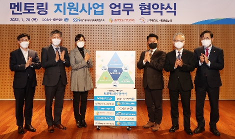 왼쪽부터 김상헌 DGB금융지주 CSR추진부장, 황병우 DGB금융지주 전무, 임시아 대구가족센터협회장, 정병주 대구사회복지협의회장, 신상윤 대구사회복지관협회장, 홍석준 국회의원. 사진=DGB금융지주