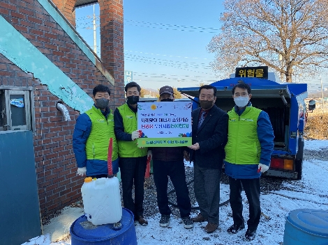 농협경제지주 김옥주 영농자재본부장(왼쪽 두번째)과 정정수 에너지사업부장(왼쪽 첫번째)은 20일 에너지 취약계층의 따뜻한 겨울나기를 바라며 난방유와 생필품를 전달했다. 사진=농협경제지주