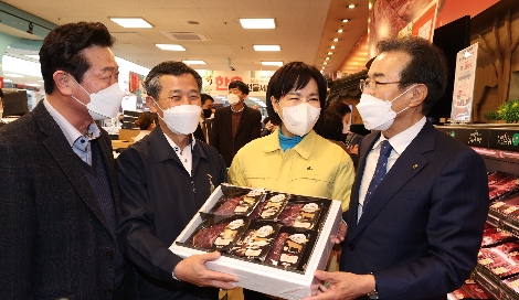 국민권익위원회 전현희 위원장(우측 두번째)과 농협중앙회 이성희 회장(우측 첫번째)은 21일 임인년 설 명절을 앞두고 농협하나로마트 양재점을 방문하여 농축산물 소비동향을 점검하고 유통 관계자들의 현장 의견을 청취하고 있다. 사진=농협중앙회