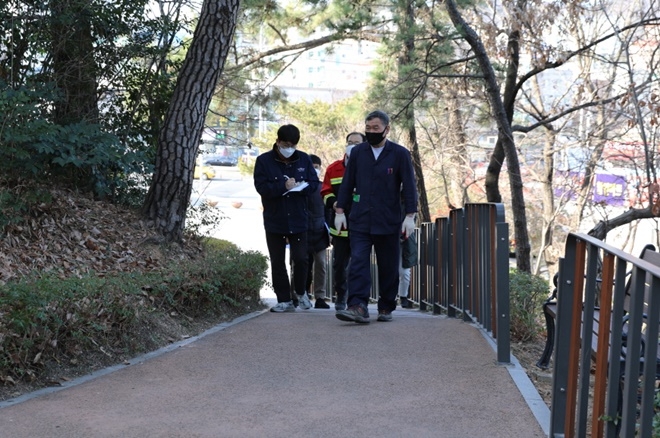 오규석 기장군수는 21일 오후 2시 30분경 기장읍 대표 치유와 휴식의 공원으로 재정비 중인 ‘동부근린공원’ 재정비사업 현장을 방문해 점검하고 있다.(사진제공=부산 기장군)