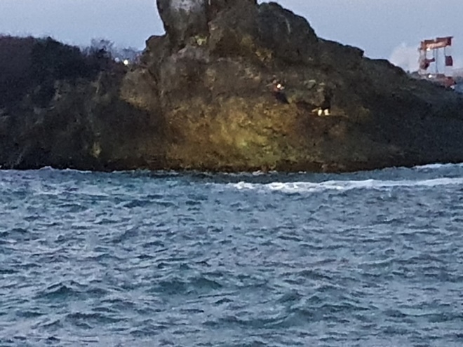 1월 22일 오후 6시 7분경 울주군 우봉방파제 낚시객 고립자 3명 구조현장.(사진제공=울산해양경찰서)