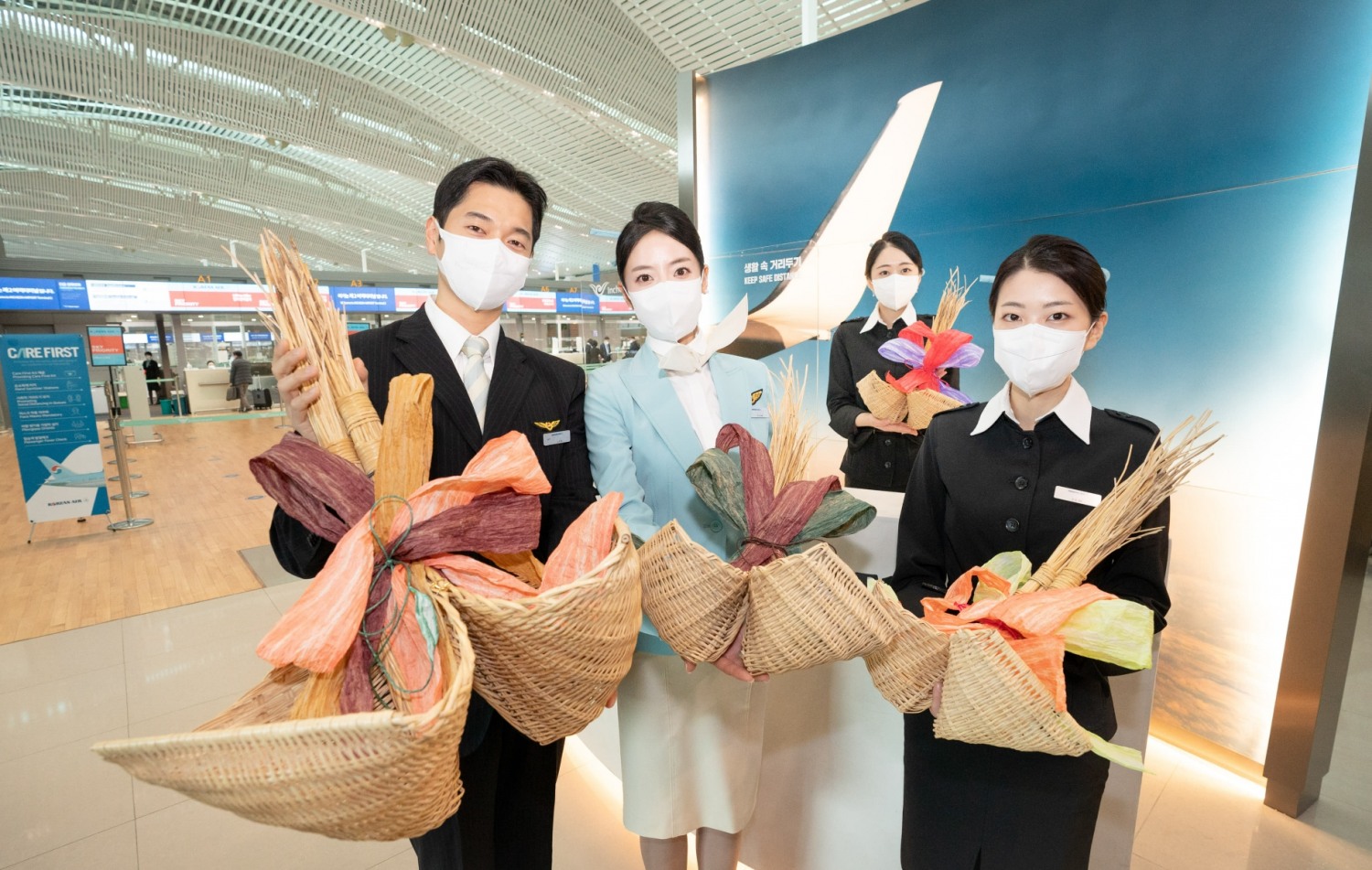 대한항공 객실승무원 등 직원들이 인천공항 제2여객터미널 대한항공 카운터에서 기념촬영을 하고 있는 모습.(사진=대한항공)