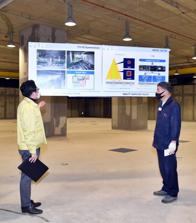 오규석 기장군수는 24일 오전 10시 30분경 ‘동남권 산단’ 내 주요 국책사업인 ‘중입자가속기 구축지원 사업’ 현장을 방문해 사업추진 현황 전반에 대해 점검하고 있다.(사진제공=부산 기장군)