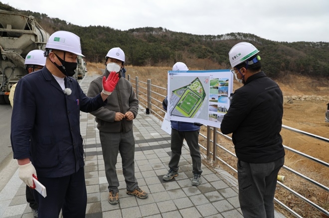 오규석 기장군수는 24일 오후 2시 30분경 정관 빛·물·꿈 조성사업 3단계 빛을 테마로 추진 중인 ‘스포츠 힐링파크’ 현장을 방문해 추진사항을 점검하고 있다.(사진제공=부산 기장군)