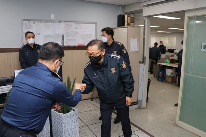 강군오 소장이 직원들과 악수를 나누고 있다.(사진제공=서울남부교도소)