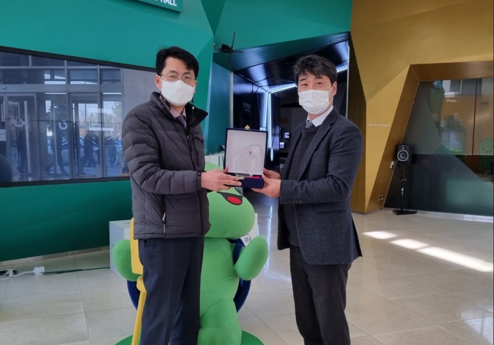 LX공사 ESG경영처 김희범 전 처장(왼쪽)이 전국지속가능발전협의회 양준화 사무총장(오른쪽)으로부터 공로패를 받았다. (사진= LX공사)