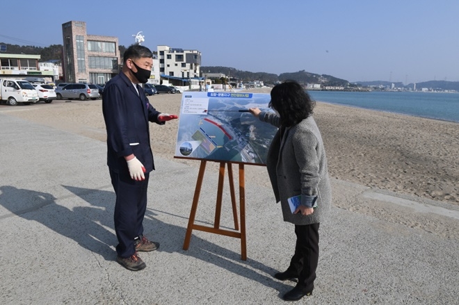 오규석 기장군수는 26일 오전 10시30분경 태풍 및 집중호우, 이상 파랑 등 피해 예방을 위해 정비 중인 임랑-문동지구 연안사업 현장을 방문해 추진사항을 점검하고 있다.(사진제공=부산 기장군)