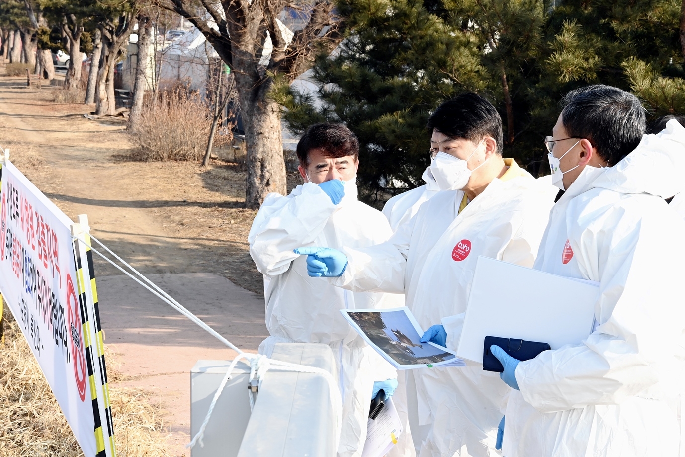이한규 행정2부지사가 27일 포천시 군내면 포천천 일대를 찾아 차단방역 상황을 현장 점검했다.