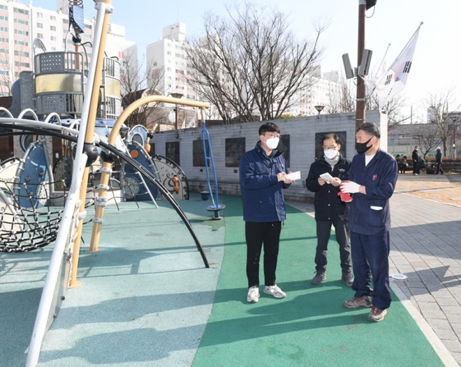 오규석 기장군수는 27일 오후 2시 30분경 노후화된 시설 정비와 확충을 위해 재정비 중인 기장읍 ‘새마을공원 조성사업’ 현장을 방문하고 있다.(사진제공=부산 기장군)