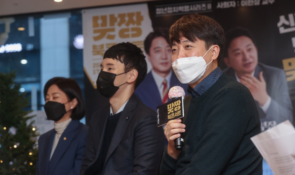 국민의힘 이준석 대표가 28일 서울 여의도의 한 카페에서 열린 'MZ세대라는 거짓말' 북 콘서트에서 축사를 하고 있다. 사진=연합뉴스