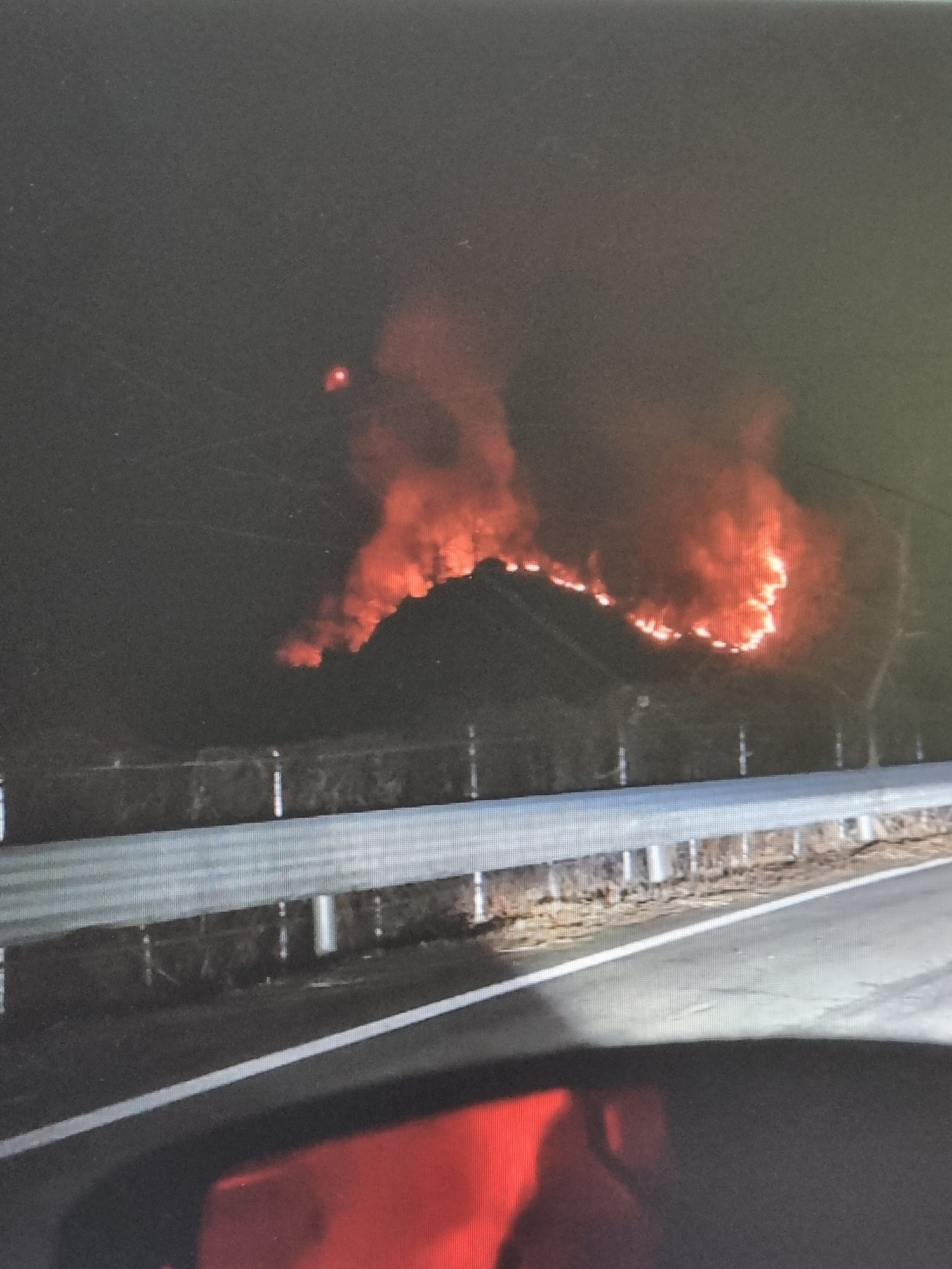 강원도 춘천시 산불발생... 산림당국 진화중