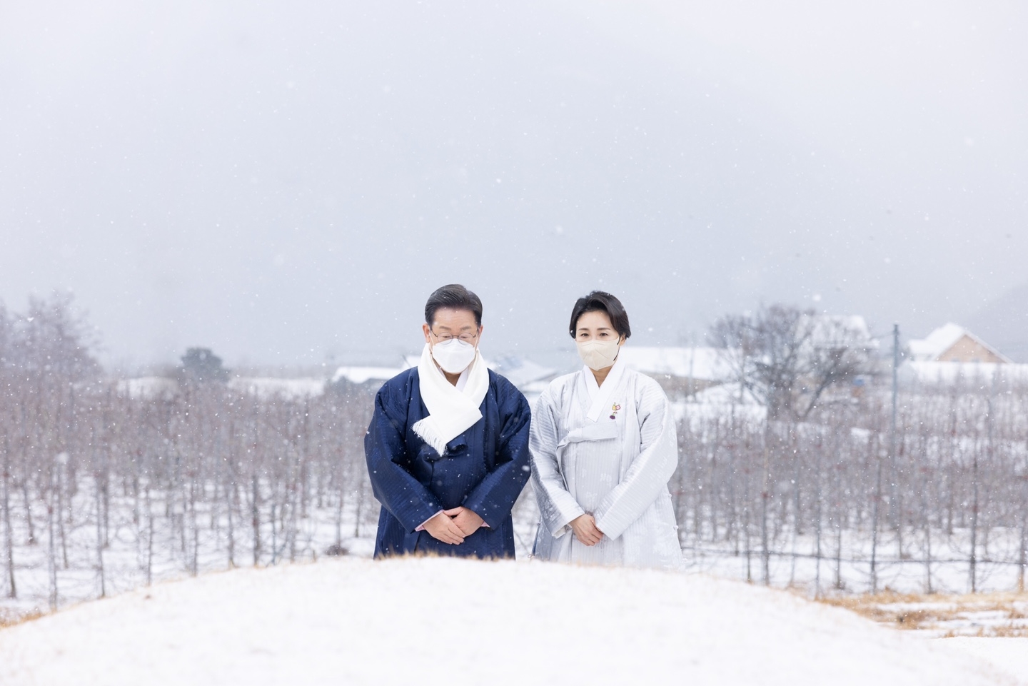 더불어민주당 이재명 대선 후보와 부인 김혜경 씨가 설 명절인 1일 경북 봉화군 선산에서 부모님 산소를 성묘하고 있다.(사진=연합뉴스)