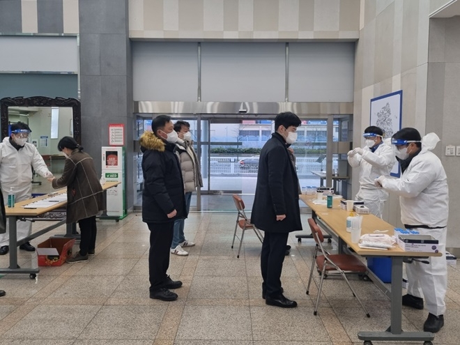 코로나19 신속항원검사 대기 중인 남해해경청 직원들.(사진제공=남해지방해양경찰청)