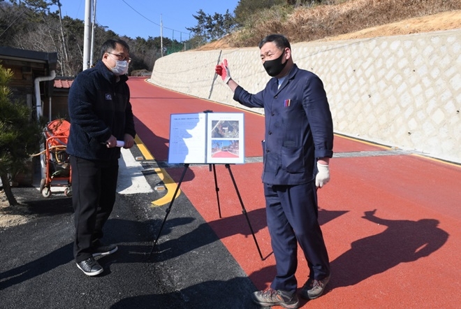 오규석 기장군수는 4일 오전 10시 30분경 기장읍 교리와 일광산 테마임도까지 연결되는 ‘교리 테마임도 연결도로 개설’ 현장을 방문해 점검하고 있다.(사진제공=부산 기장군)