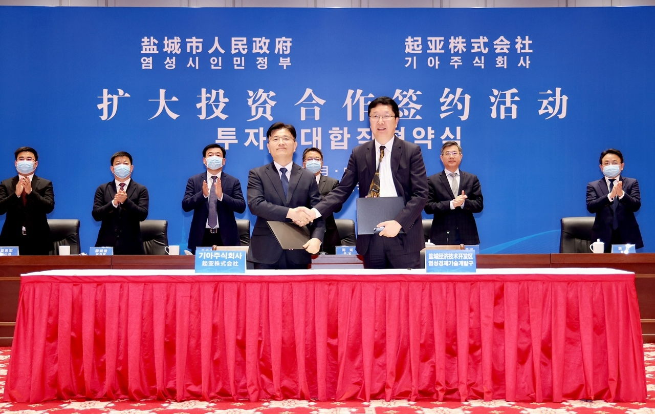 (맨 앞 줄 왼쪽부터) 류창승 기아 중국법인장, 왕쒸동(王旭東) 옌청시 개발구 주임이 7일(월) 중국 장쑤성 소재 옌청시 시정부 청사에서 열린 '기아-옌청시 투자 확대 협약' 체결식에서 기념촬영하고 있다.(사진=기아)