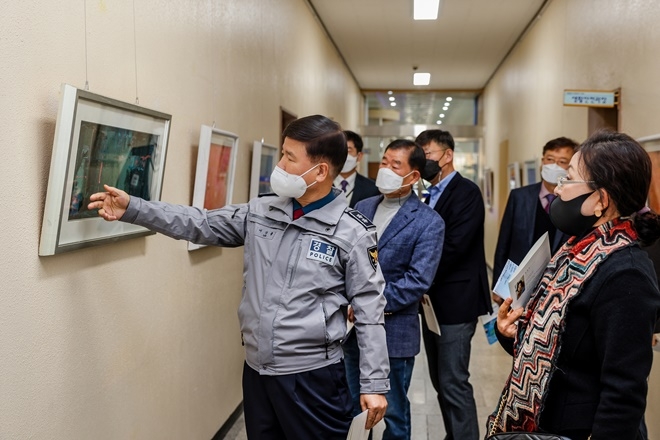 한영자 작가 초대미술전 개막식에서 이상률 경남청장이 작품을 감상하고 있다.(사진제공=경남경찰청)
